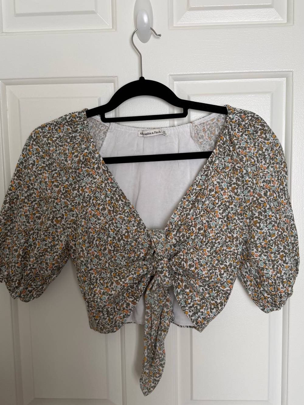 Abercrombie & Fitch White Floral Tie-Front Puff Sleeve Top
